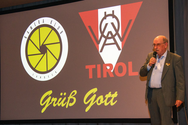Während des Einlasses wurde mit einer Tonbildshow der Dank an alle Geldgeber ausgesprochen. | Foto: Dr. Wilfried Siegele