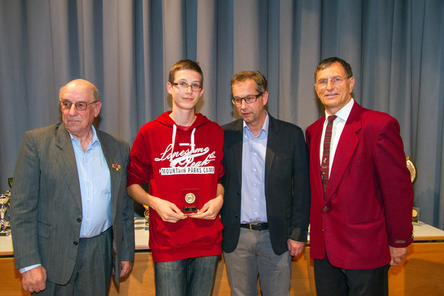 Von links nach rechts: Ing. Günter Kramarcsik, Jugendklubmeister 2013 Johannes Härting, Bgmst. Dr. Wolfgang Jörg und KKL- Fotosektionsobmann Mag. Winfried Haid. | Foto: Dr. Wilfried Siegele