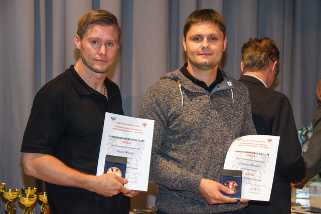 Nach der Show der besten Fotos der Tiroler Jugend folgte die LM- Preisverteilung der Erwachsenen in der Sparte Farbbild. Hier im Bild der Landesmeister Peter Hautz vom Fotoclub ÖGB Kufstein und Ludwig Winkler (3. Rang) vom Fotoklub Hall i.T. | Foto: Dr. Wilfried Siegele