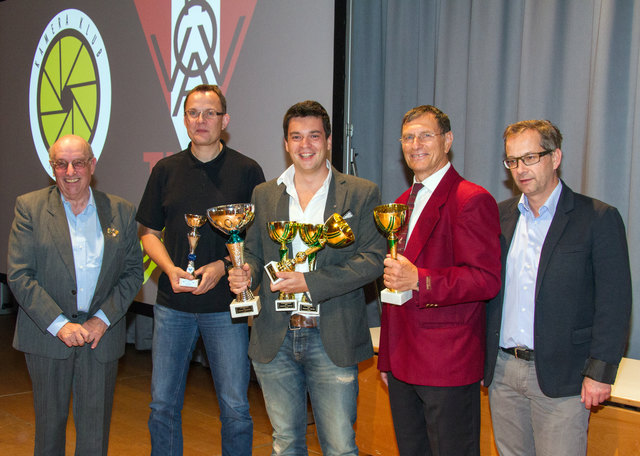 Siegerehrung Kombinationswertung der Vereine von links nach rechts: VÖAV- LV Präsident Ing. Günter Kramarcsik, FC ÖGB Kufstein (Johannes Franke - 3. Rang), FK Hall i.T. (Klaus Maislinger - 1. Rang), Kamera Klub Landeck (Mag. Winfried Haid - 2. Rang) und Bürgermeister Dr. Wolfgang Jörg. | Foto: Dr. Wilfried Siegele