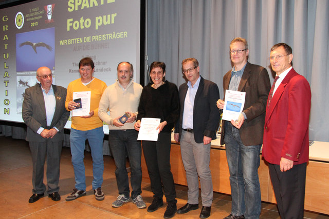 Siegerehrung in der Sparte "FOTO pur" von links nach rechts: Ing. G. Kramarcsik, Thomas Kirschner (Kamera Klub Landeck - 3. Rang), Andreas Kuen (FC Imst - 2. Rang), Mag. Ing. Martina Matuella (Kamera Klub Landeck - LANDESMEISTERIN), Bgmst. Dr. Wolfgang Jörg, Ing. Siegfried Härting (Kamera Klub Landeck - 5. Rang, aber bestes Foto in dieser Sparte) und Mag. Winfried Haid. | Foto: Dr. Wilfried Siegele