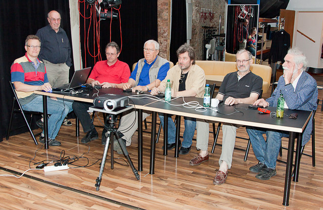 Die Wiener Jury bei der Jurierung der Tiroler Landesmeisterschaft in den Klubräumlichkeiten des Fotoclubs ErSieEs. Die Landecker Delegation samt der mitgebrachten Soft- und Hardware mit Ing. Siegfried Härting und Ing. Günter Kramarcsik auf der linken Seite. Sie achteten darauf, dass keine Absprachen zwischen den Juroren stattfinden konnten. Juriert wurde in 2 Durchgängen. Die Juroren hatten eine 10er Tastatur zur Verfügung und gaben für die Jurykollegen die Punkte unsichtbar ein. Siehe auch Beitragstext. | Foto: Johannes Härting