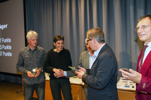 Vor der Show der KM 2013 der Erwachsenen die Preisverteilung. Von links nach rechts: Andreas Gfall (2. Rang), Mag. Ing. Martina Matuella (Klubmeisterin 2013), Ing. Günter Kramarcsik (Rang 7), Bgmst. Dr. Wolfgang Jörg und Mag. Winfried Haid (Rang 3). | Foto: Dr. Wilfried Siegele