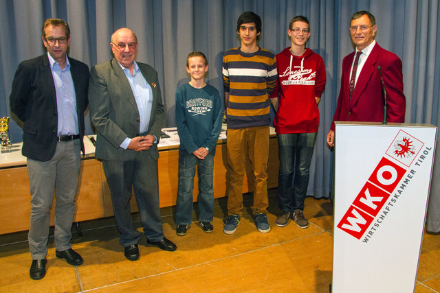 Im Anschluss an die Preisverteilung der KM folgte jene der Jugendlandesmeisterschaft in allen Sparten. Von links nach rechts: Bgmst. Dr. Wolfgang Jörg, Ing. Günter Kramarcsik, Thomas Härting (Kamera Klub Landeck: 3. Rang - Sparte FB), Florian Ögg (Fotoklub Imst: 1. Rang + Jugend- LM 2013 in Sparte FB), Johannes Härting (Kamera Klub Landeck: 2. Rang - sparte FB) und Sektionsobm. Mag. Winfried Haid. | Foto: Dr. Wilfried Siegele