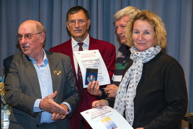 Von links nach rechts: Ing. G. Kramarcsik, Mag. Winfried Haid, Franz Geisler (Obm. vom FC Zillertal nimmt stellvertretend für Horst Ender - 2. Rang den Preis in Sparte Farbbild in Empfang) und Erika Tanzer (Kameraclub Innsbruck) mit der Auszeichnung für das beste Farbfoto. | Foto: Dr. Wilfried Siegele