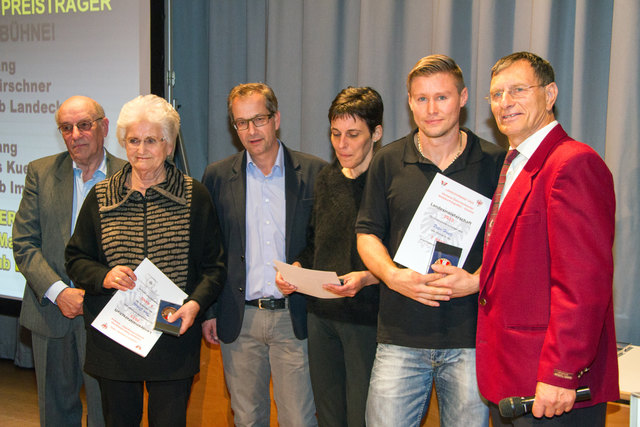 Die Sieger in der Kombination aus allen 3 Sparten: Thea Schöpf (FK Hall - Rang 3), Mag. Ing. Martina Matuella (Kamera Klub Landeck - Rang 2) und Peter Hautz (FC ÖGB Kufstein - Kombinationslandesmeister 2013) mit VÖAV- LV- Präsident, Landecker Bürgermeister und KKL- Fotosektionsobmann. | Foto: Dr. Wilfried Siegele