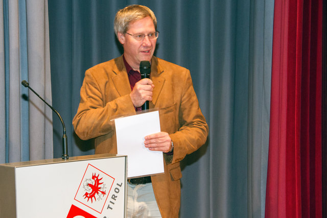 Dr. Christian Newesely (Obmann vom Kameraclub Innsbruck und 1. Stellvertreter vom VÖAV- LV Präsident) verleiht die Auszeichnung für das beste Naturbild aus allen Einreichungen und aus allen Sparten. Er erklärt wie und aus welchem Anlass diese Auszeichnung 2002 erstmalig ins Leben gerufen wurde. | Foto: Dr. Wilfried Siegele
