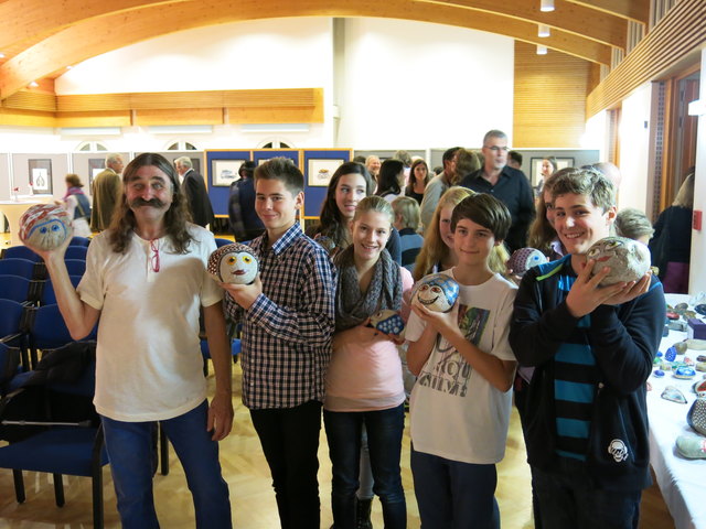 Präsentierten stolz ihre Kunstwerke! Schülerinnen und Schüler des Brucknergymnasiums mit ihrem Vorbild Klaus Schöberl