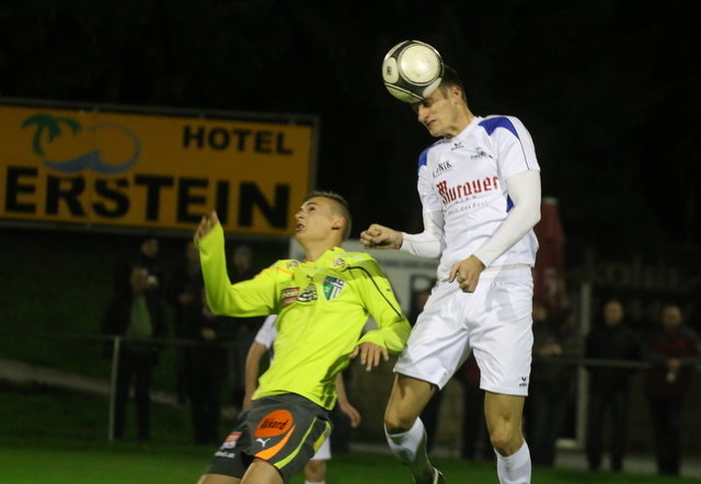 Johnny Grassl klärt mit einem wuchtigen Kopfball