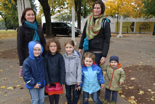 Gefahr im Stadtpark: Christina Giovanazzi (l). und Isabelle Eberhard mit den Kindern Maja, Lea-Marie, Clara, Ina sowie Leo. | Foto: Klinger