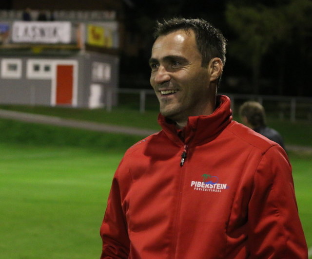 Selten so vergnügt während eines Spiels - Trainer Toni Ehmann mit einem breiten Lachen...