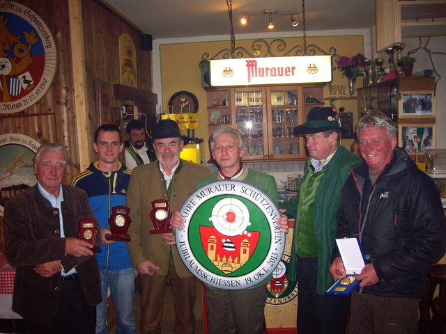 Siegerehrung v.l.n.r: EOSM Walter Kern, Martin Purgstaller, OSM Dr. Gerhard Roth, EOSM Günter Köstner, Peter Purgstaller, nicht zu vergessen die „gute Seele“ im Hintergrund Luis Rossmann.