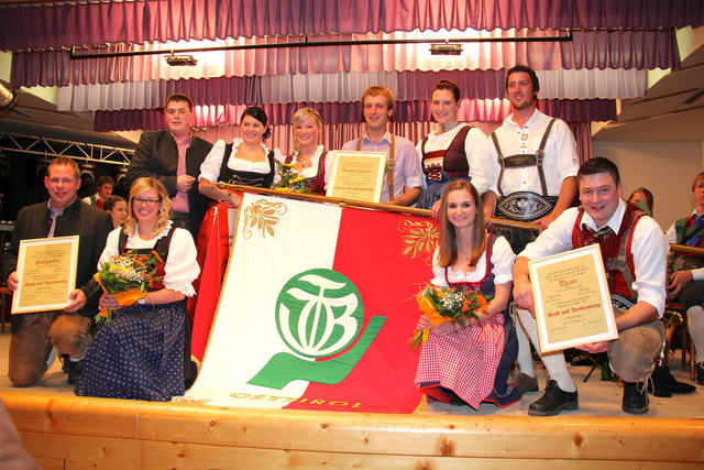 Die Vertreter der drei aktivsten Ortsgruppen Innervillgraten (Mitte), Hopfgarten (vo. li.) und Thurn (vo. re.) mit Bezirks- und Landesfunktionären.