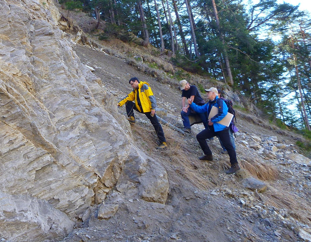 Der Gips im aufgelassenen Gips-Steinbruch nördlich von Nassereith mit Landesgeologen Thomas Figl, Gunther Heißel und Geologe Wolfram Mostler (v. li.). | Foto: Land Tirol/Landesgeologie