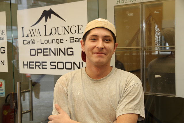 Arbeiter Max richtet die neue "Lava Lounge" in der Markthalle für die Eröffnung im Dezember her. | Foto: Klinger
