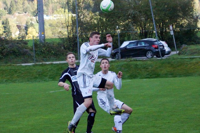Kopfball-Sieger und zweimaliger Torschütze. Maximilian Pienz drückte dem Oetzer Spiel seinen Stempel auf.