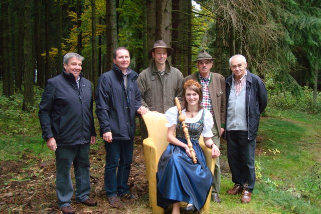 Bild 2.: In Vertretung des Thronerzeugers Karl Gratzl, sein Onkel Stefan Dietl, Oberforstrat Dipl-Ing. Josef Weichselbaum, Waldverbandsobmann Franz Fischer, Agrarobmann Karlheinz Piringer und Viktor Hanisch, der Großvater von Viktoria | Foto: privat