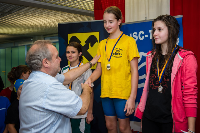 Gerhard Mischker  (Raiffeisen) überreicht Medaille an Cornelia Pammer(USC)