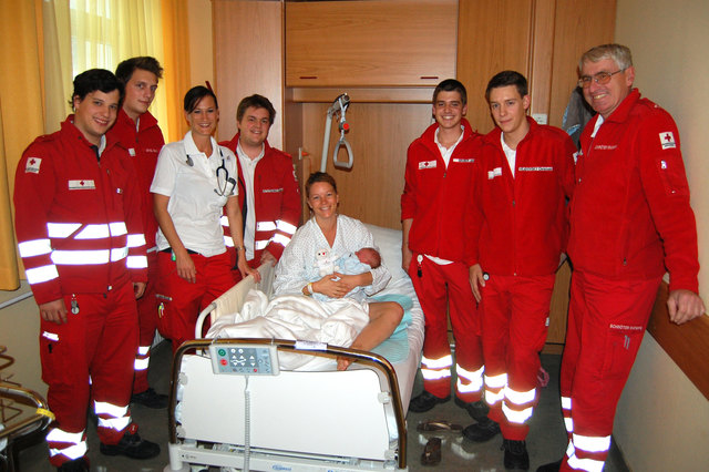 Die Geburtshelfer besuchen Moritz und Mama Cornelia Koch im Krankenhaus. (v.l.n.r.) Philipp Korn (NAW), Florian Havel (RTW), Dr. Isabella Holub (NAW), Benjamin Petutschnig (NAW), Cornelia Koch, Moritz, Julius Gruber (RTW), Christoph Vejdovsky (RTW) und Wolfgang Schröter (NAW). | Foto: privat