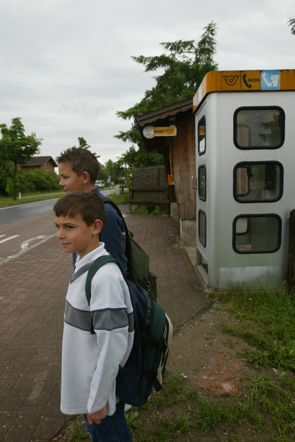 Ist der Bus morgens überfüllt, werden Kinder oftmals wie bestellt und nicht abgeholt an Haltestellen stehen gelassen. | Foto: Neumayr