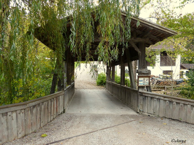 eine Holzbrücke führt zum Klammerhof