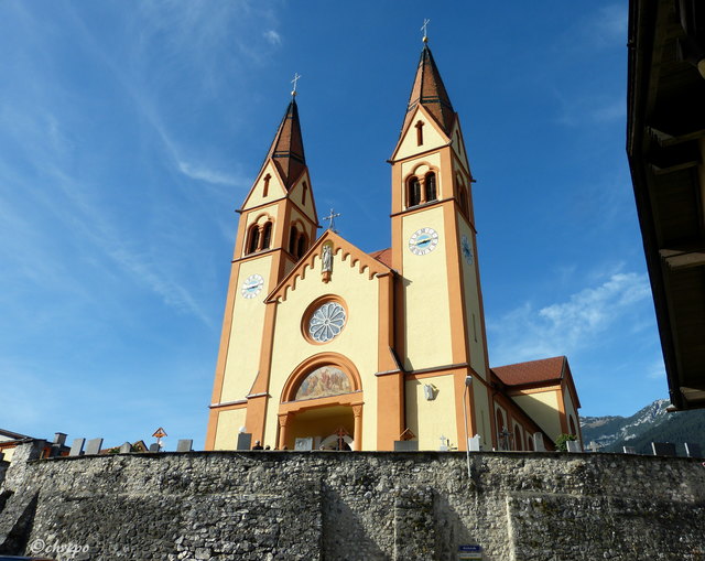 Dominant und weithin sichtbar  ist die mächtige neuromanische Doppelturmkirche St. Peter und Paul von 1863