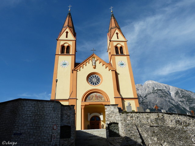 Telfer Pfarrkirche St. Peter und Paul, Neuromanische Basilika mit 2 Fassadentürmen Kapellenweihe 1113 (älteste Weiheurkunde Nordtirols)