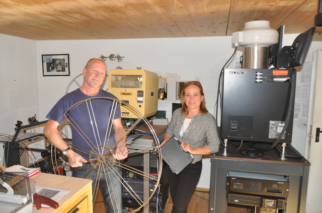 Hans Oberlechner und Karin Girkinger mit alter und neuer Kino-Technologie.