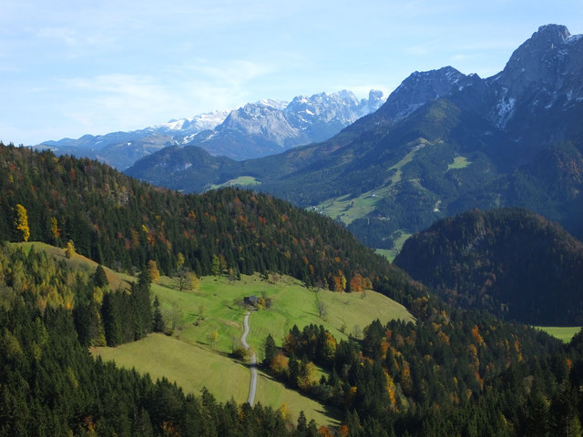 Blick von der Rocheralm zur Seitenalm, es grüßen Dachstein, Bischofsmütze und das Tennengebirge