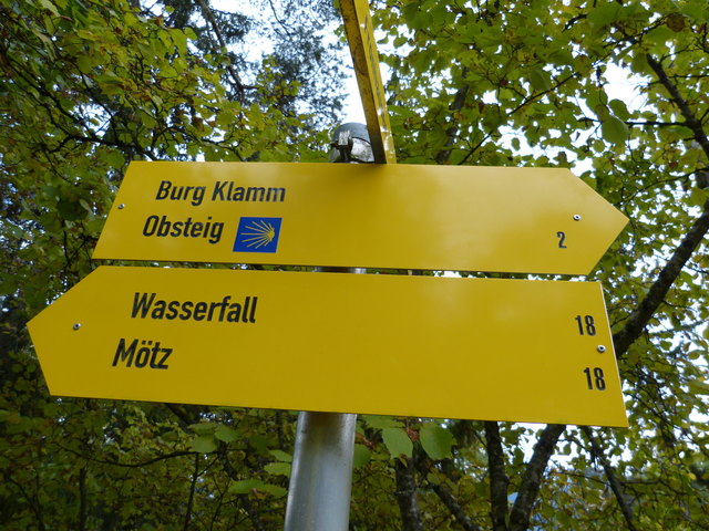 Der Weg führt zuerst auf der östlichen Talseite in die Klamm hinunter (Klammbach) zum Wasserfall, dann über die Brücke zur Burg Klamm