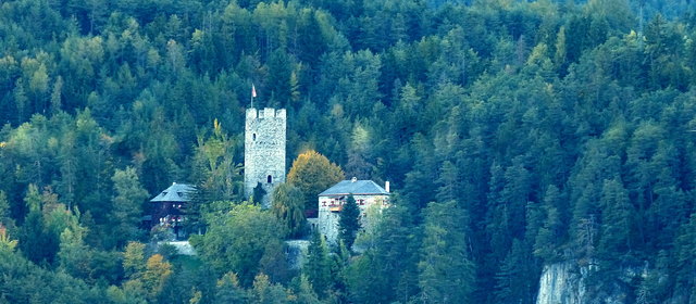 die Burg von der anderen Seite des Tales gesehen