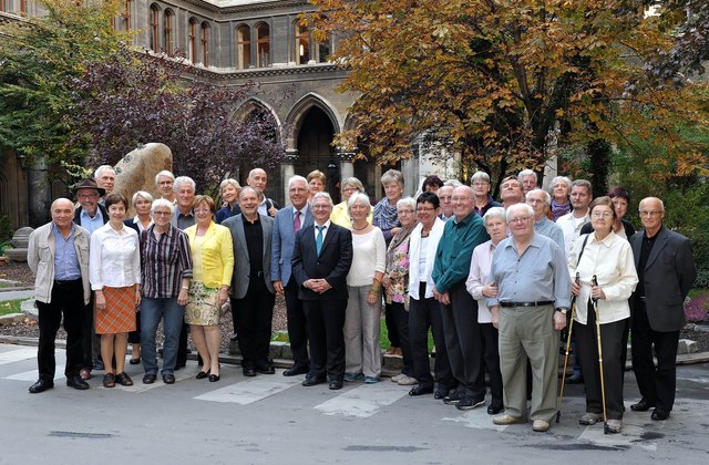 Die Dritte Präsidentin des Wiener Landtages Marianne Klicka mit Mag. Dr. Wolfgang Förster, MA 50 Gemeinderat Siegi Lindenmayr und der Geschäftsführer von der Volkshilfe Wien Walter Kiss mit der AWO (Arbeiterwohlfahrt)Delegation aus Freiburg in Baden Württemberg im herbstlichen Arkadenhof. | Foto: Schaub-Walzer/PID