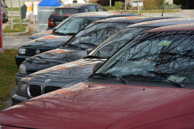 Vor allem in den Vormittagsstunden sind Parkplätze in der Bezirkshauptstadt absolute Mangelware. | Foto: Dietl-Schuller