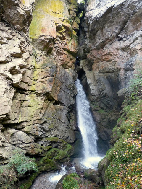 ein naturgewaltiger ca. 25m hoher Wasserfall belohnt und für den Abstieg