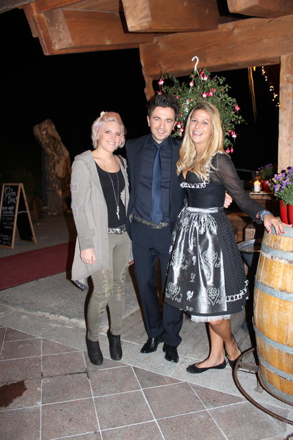 Josef Nagl freut sich mit Stylistin Regina Rieger und Lily Mayr von der Oberforsthof Alm über die gelungene Veranstaltung.