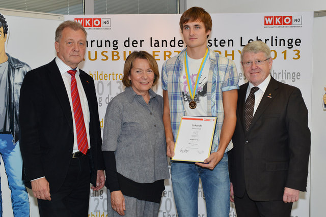 Umrahmt von WKNÖ-Direktor Franz Wiedersich und WKNÖ-Präsidentin Sonja Zwazl (links) und ARGE Berufsausbildung-Vorsitzender Johann Ostermann (rechts) mit Lehrling Thomas Strobl. | Foto: WKNÖ/Kraus