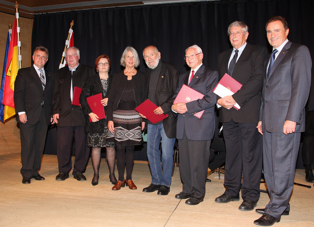 LH Hans Niessl, Josef Haubenwallner, Ruth Moser (für ihren Mann Erwin Moser), Liz King, Franz Vass, Prof. Karl Messner, WHR Dr. Gerald Schlag, LR Helmut Bieler | Foto: LMS