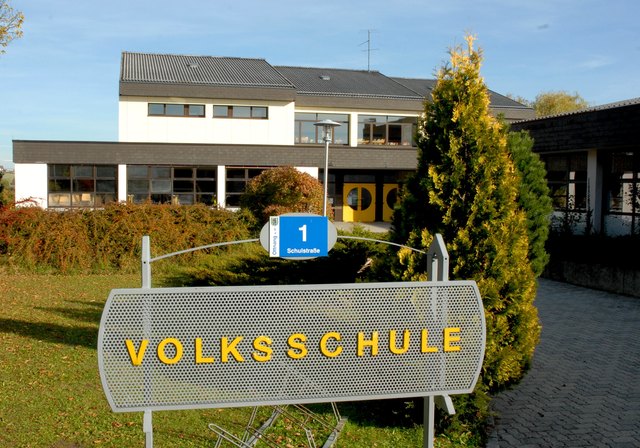 Die Volksschule in Ottnang soll nach Bruckmühl verlegt werden. In das Gebäude könnte ein Ärztezentrum einziehen.