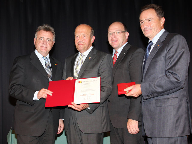 Komturkreuz an Dr. Josef Wiedenhofer: LH Hans Niessl, Dr. Josef Wiedenhofer, LR Andreas Liegenfeld, LR Helmut Bieler | Foto: LMS