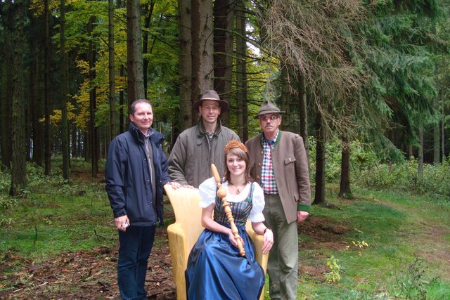 Josef Weichselbaum, Waldverbandsobmann Franz Fischer, Agrarobmann Karlheinz Piringer mit Waldkönigin Viktoria I. | Foto: Foto: privat