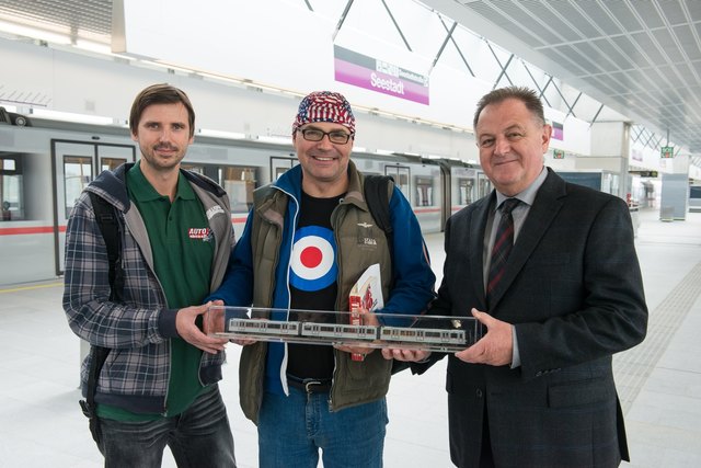 Johannes Böhm, Motorjournalist Andreas W. Dick, Johannes Böhm, Motorjournalist Andreas W. Dick, Wiener-Linien-Geschäftsführer Eduard Winter (v. li) | Foto: Wiener Linien/Bohmann