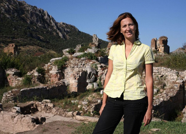 Sabine Ladstätter vor den Ruinen von Ephesos