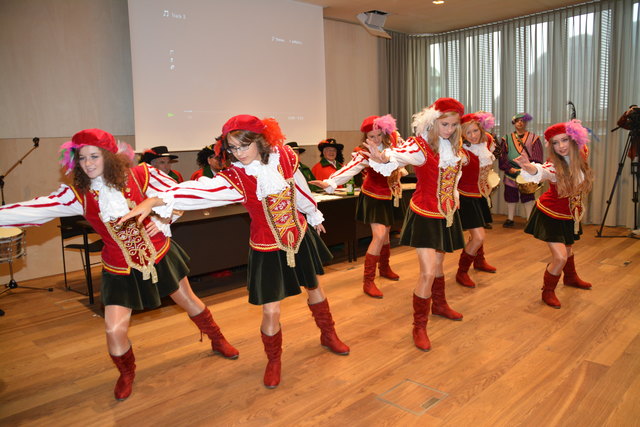 Die Mädchen der Faschingsgarde zeigten im Rathaus eine Kostprobe ihres Könnens.