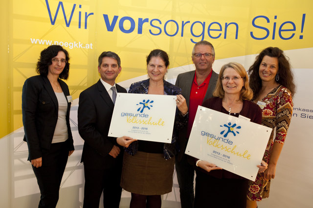 Verleihung der Plakette "Gesunde Volksschule": Barbara Gravogl (NÖGKK), LR Maurice Androsch, VD Agathe Köllner  (VS Pressbaum), NÖGKK-Obmann Gerhard Hutter, VD Monika Defregger (VS Gramatneusiedl), Patrizia Nikzad (NÖGKK). | Foto: Ferry Nielsen