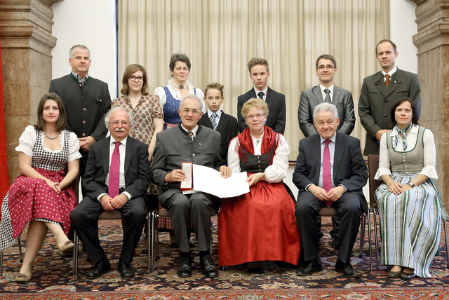 Josef Pühringer (2. v. re.) und Josef Ackerl (2. v. li.) im Kreise der Familie Buchners. | Foto: Land OÖ