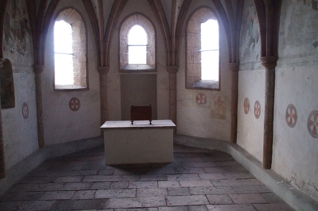 Die ursprüngliche Einrichtung der Halleiner Leprosenhauskapelle ist nicht mehr vorhanden, die Fresken sind vergilbt.