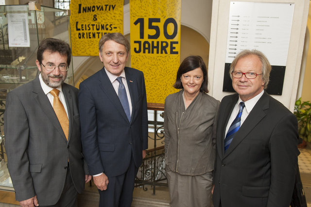 Die beiden HAK-Direktoren Johann Wilding (r., Grazbachgasse) und Reinhard Schmierdorfer (l., Monsbergergasse) feiern das 150-Jahr-Jubiläum ihrer Schule gemeinsam mit WKO Steiermark Präsident Josef Herk und Landesschulinspektorin Nadja Hoffer-Munter | Foto: Fischer