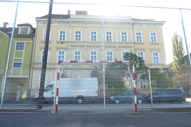 Dieser hohe Zaun macht es nun deutlich schwerer, die dahinter liegenden Fenster einzuschießen...