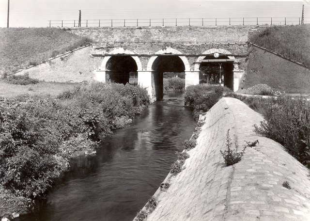 Die ehemalige Kanalbrücke über die Liesing mit den Geleisen der Aspangbahn in Richtung Kledering (1941).