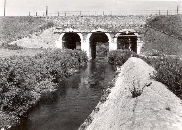 Die ehemalige Kanalbrücke über die Liesing mit den Geleisen der Aspangbahn in Richtung Kledering (1941). | Foto: Bezirksmuseum 10